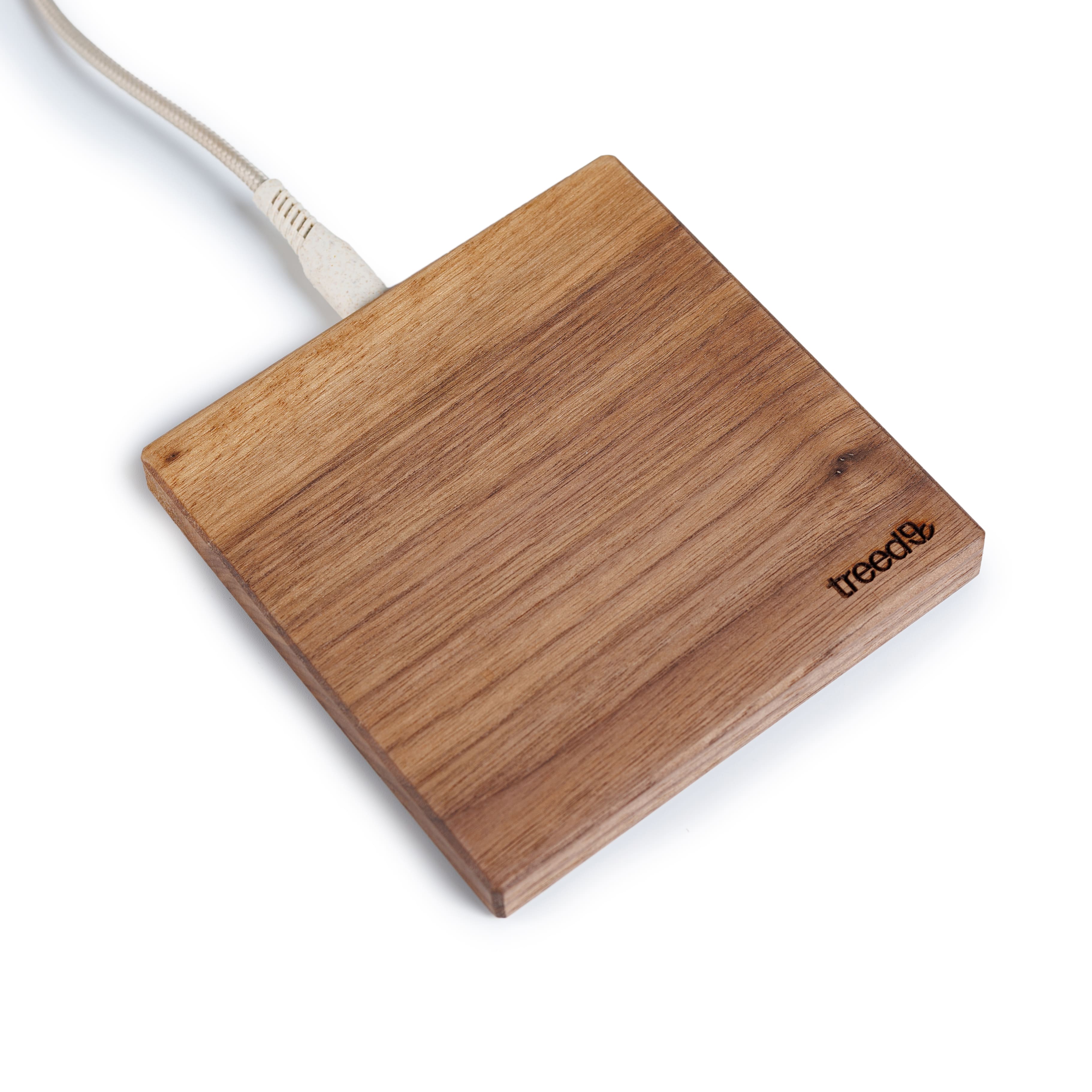 Dřevěná bezdrátová nabíječka vyrobená CNC frézováním