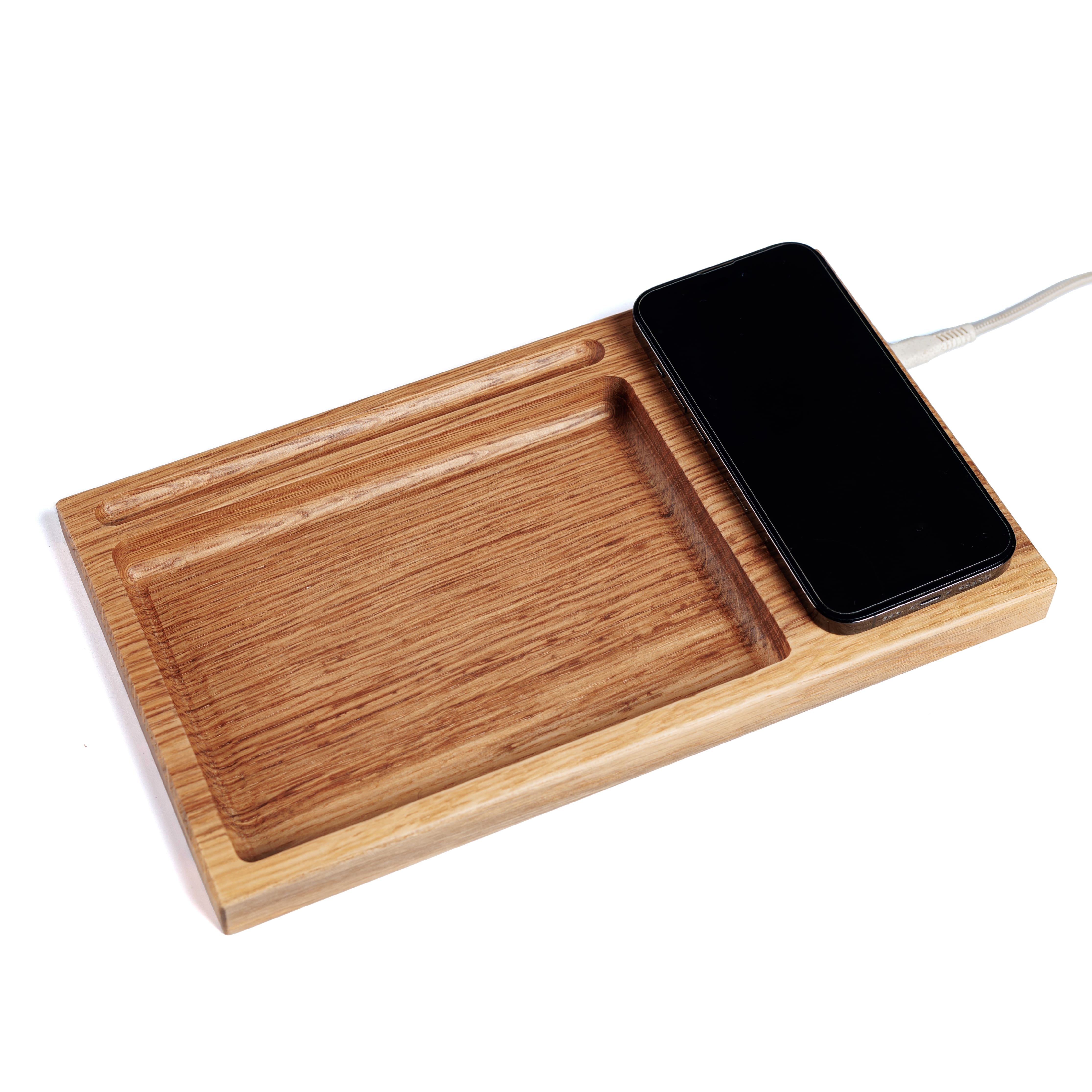 Dřevěná bezdrátová nabíječka s iPhonem — ukázka produktu